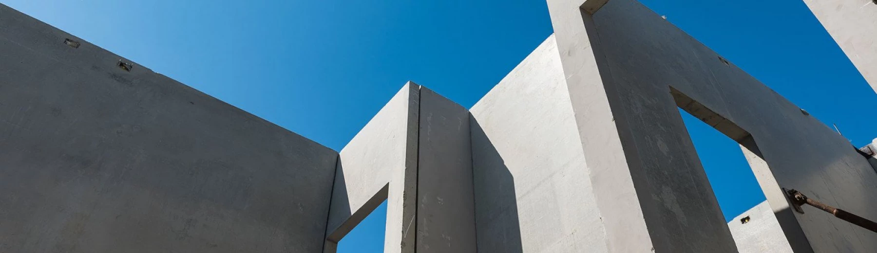 Betonwände vor blauem Himmel, Copyright: 290712 - stock.adobe.com