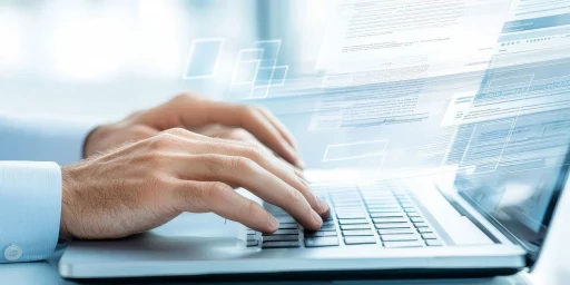 Männerhände tippen auf Laptoptastatur, Copyright: Zaleman - stock.adobe.com