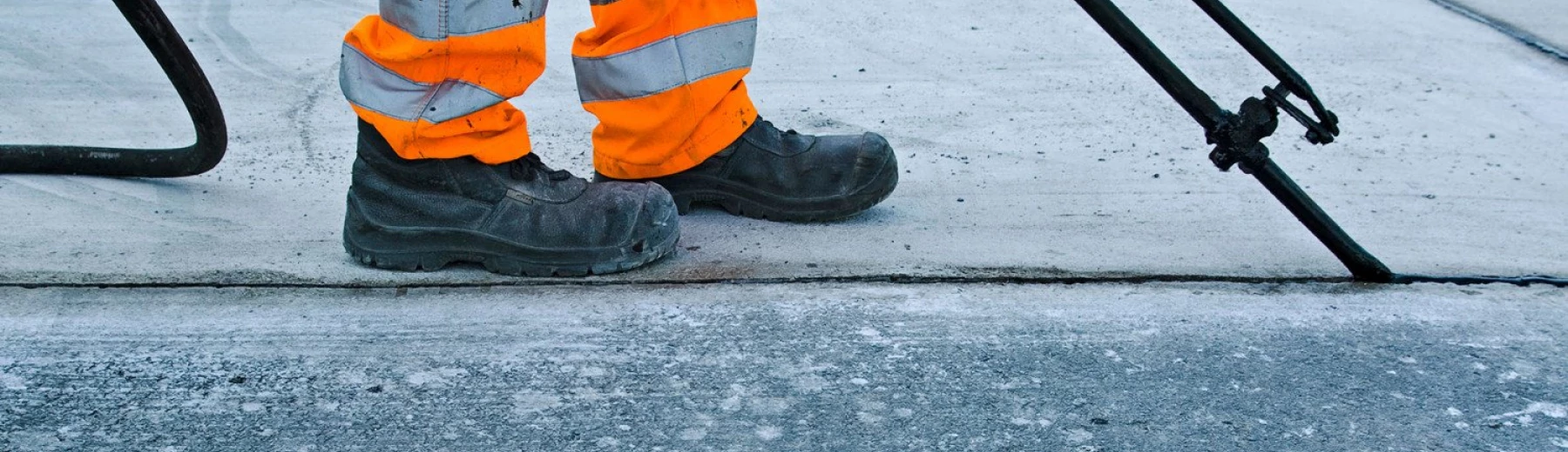 Verdichtung einer Rille in Betonbodenplatten, Copyright: Nordreisender - stock.adobe.com