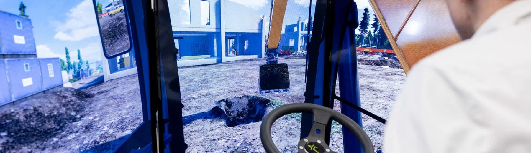 Junger Mann sitzt an einem Baumaschinensimulator, Copyright: Messe München