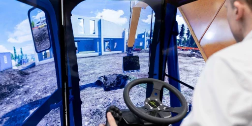 Junger Mann sitzt an einem Baumaschinensimulator, Copyright: Messe München