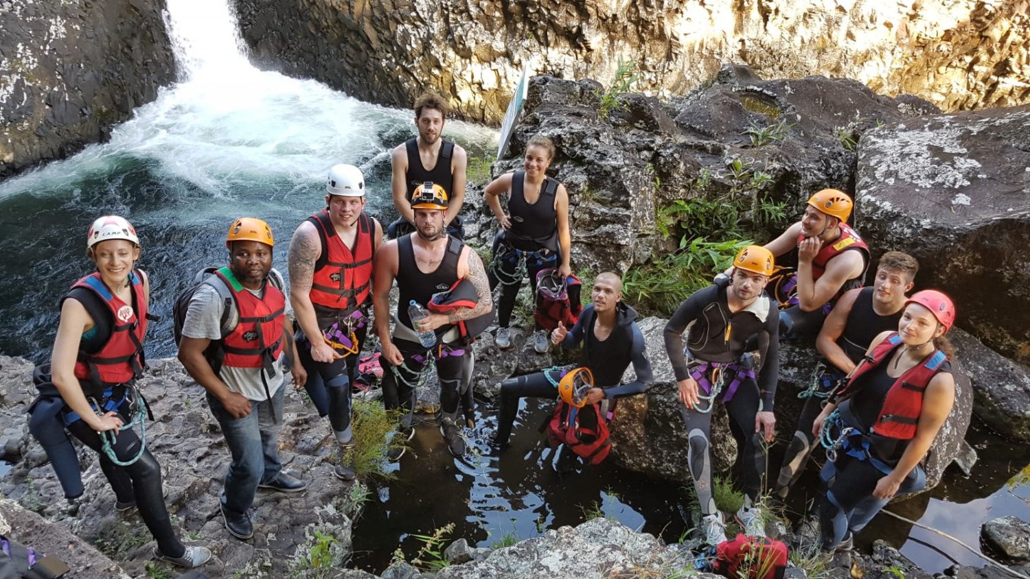 Gruppenfotos junge Menschen mit Rafting Ausrüstung, Copyright: BZB