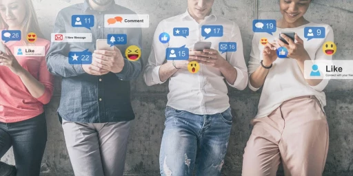 Junge Menschen am Smartphone nutzen Social Media, Copyright: REDPIXEL - stock.adobe.com