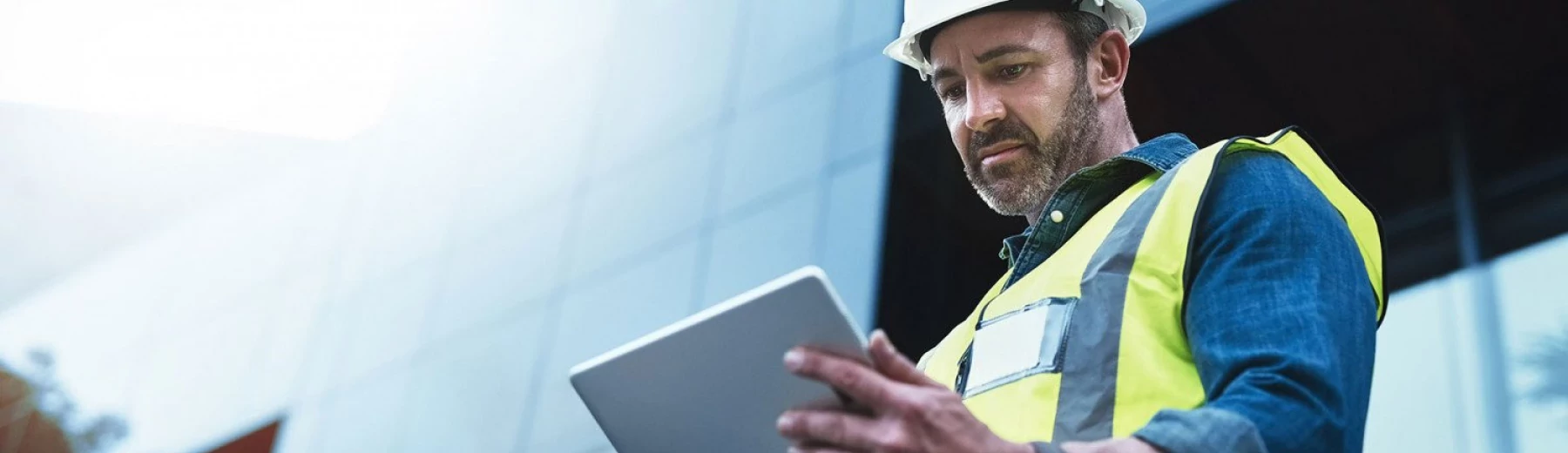 Ingenieur auf Baustelle mit Tablet in der Hand, Copyright: Chanelle Malambo/peopleimages.com - stock.adobe.com