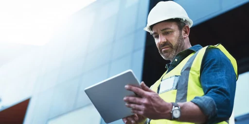 Ingenieur auf Baustelle mit Tablet in der Hand, Copyright: Chanelle Malambo/peopleimages.com - stock.adobe.com