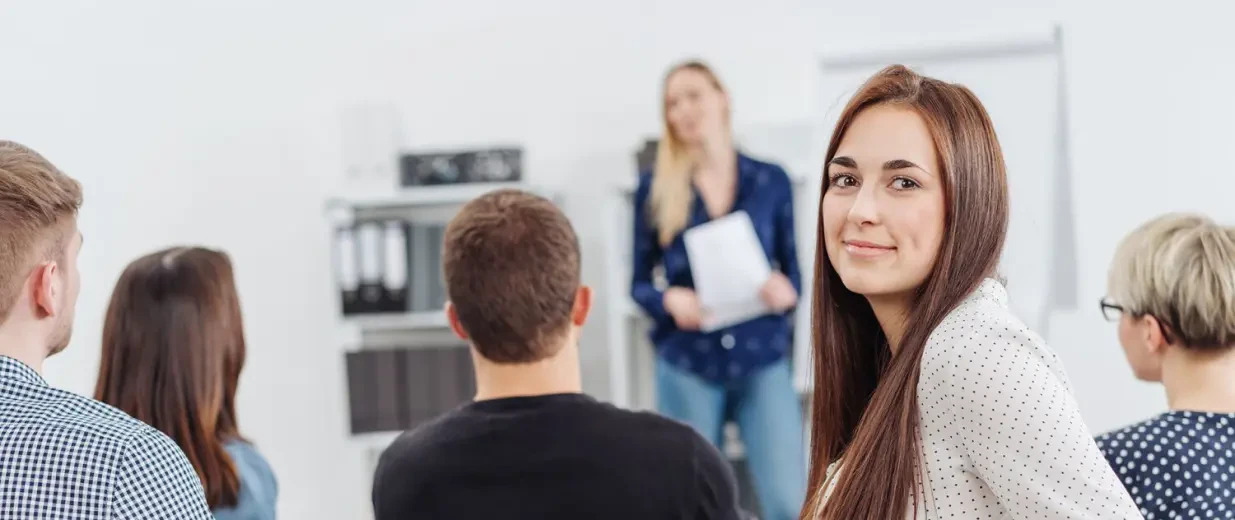 Junge Frau bei einer Schulung in einem Seminarraum Büro Inhouse Seminare, Copyright: contrastwerkstatt - stock.adobe.com