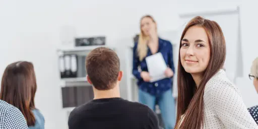 Junge Frau bei einer Schulung in einem Seminarraum Büro Inhouse Seminare, Copyright: contrastwerkstatt - stock.adobe.com