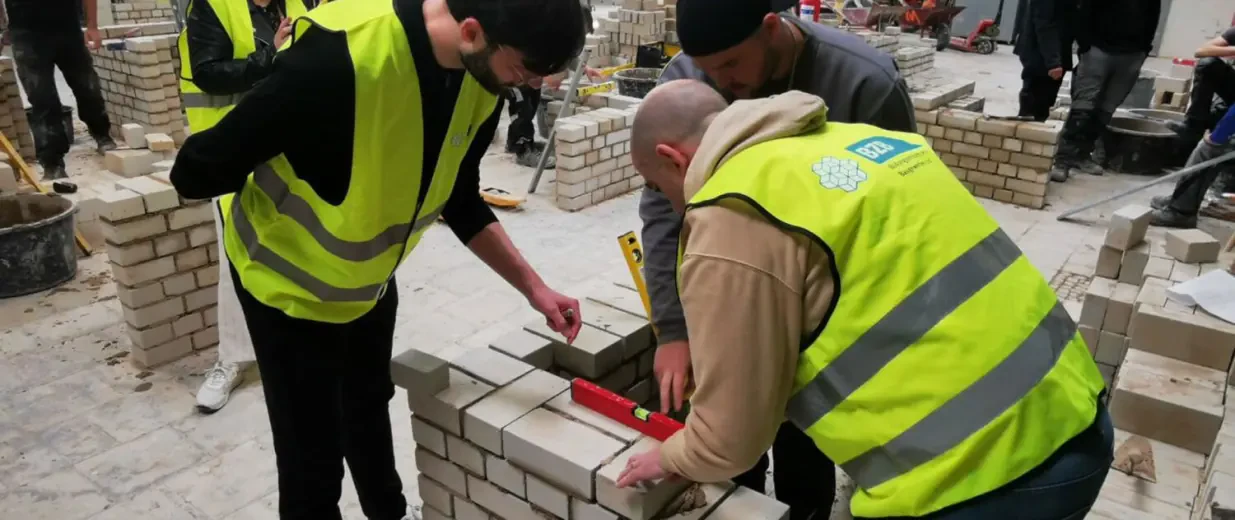 Belgische Lehrer zu Besuch in der Maurerhalle Ausbildung BZB Krefeld, Copyright: BZB