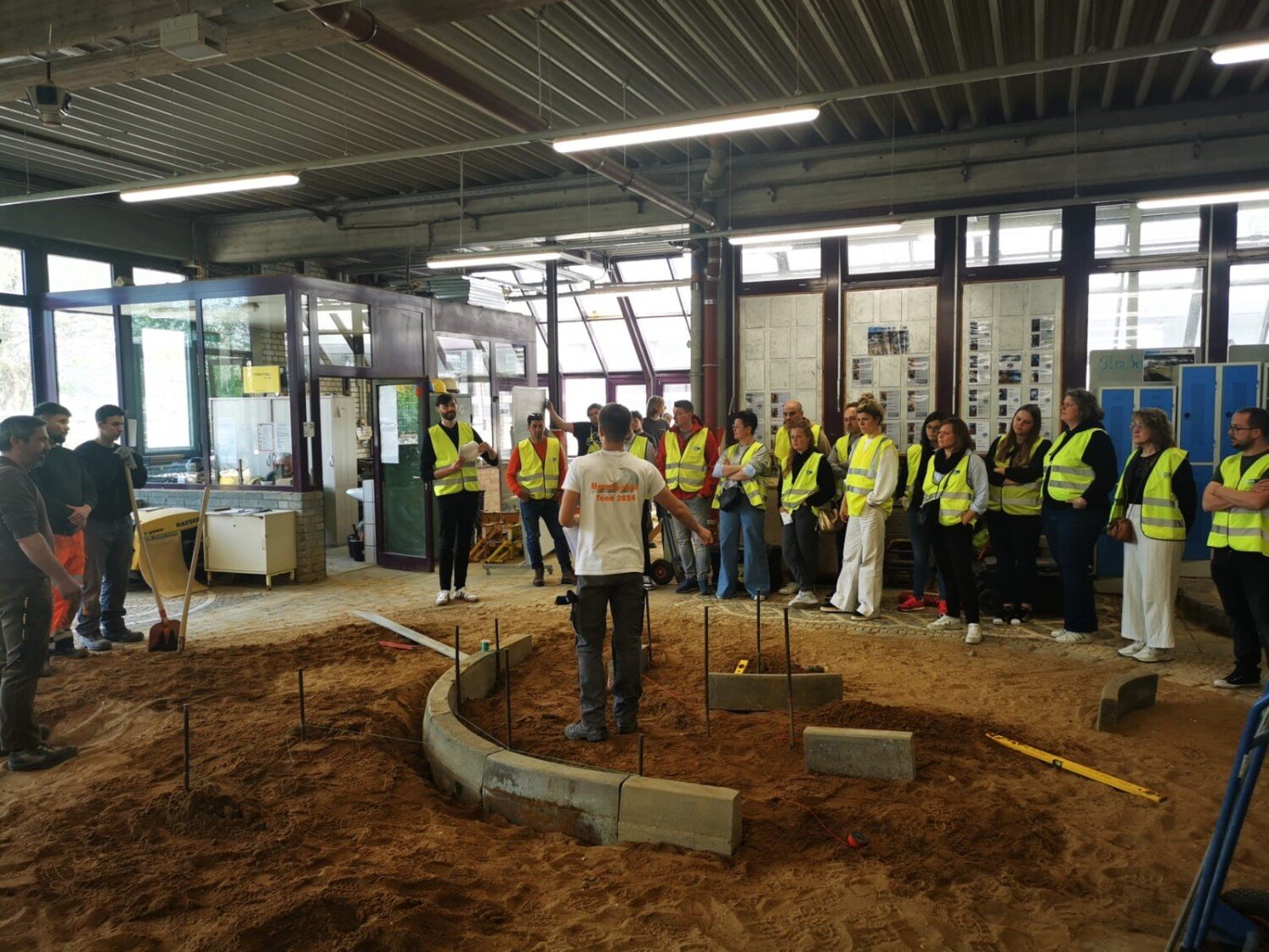 Belgische Fachschullehrer*innen in der Straßenbauhalle, Copyright: BZB