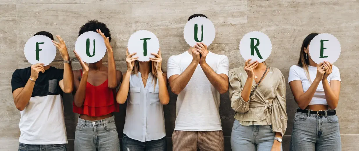 Erfolgreiche Zusammenarbeit Generation Z junge Menschen halten ein Schild mit der Aufschrift Future Zukunft, Copyright: Lomb - stock.adobe.com