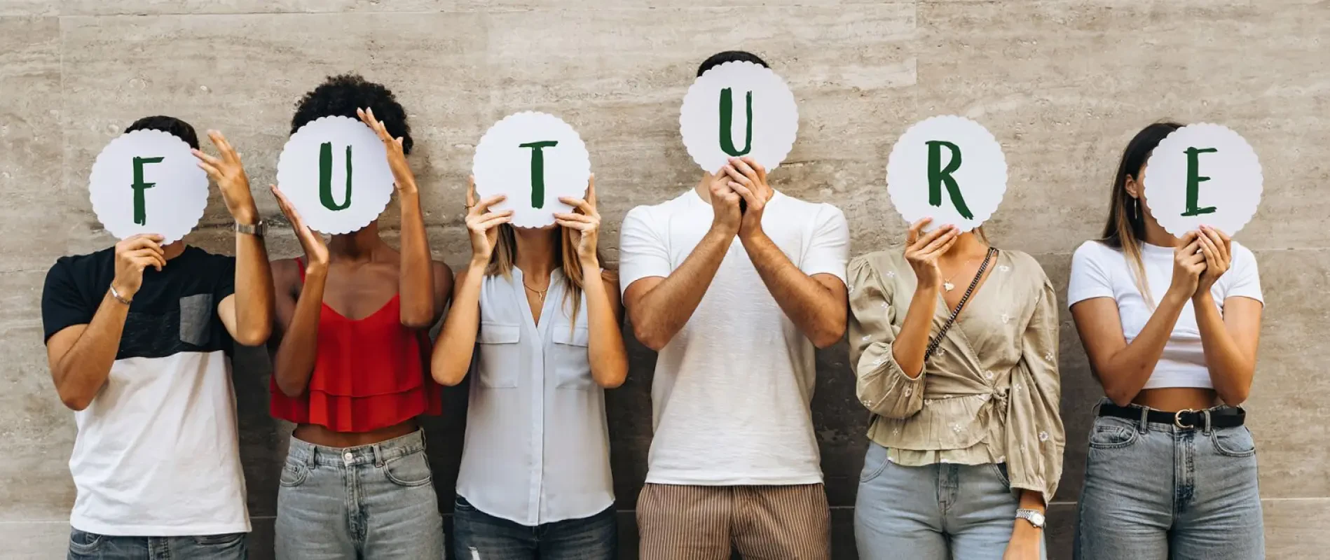 Erfolgreiche Zusammenarbeit Generation Z junge Menschen halten ein Schild mit der Aufschrift Future Zukunft, Copyright: Lomb - stock.adobe.com