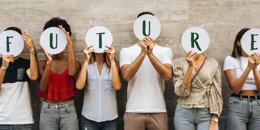 Erfolgreiche Zusammenarbeit Generation Z junge Menschen halten ein Schild mit der Aufschrift Future Zukunft, Copyright: Lomb - stock.adobe.com
