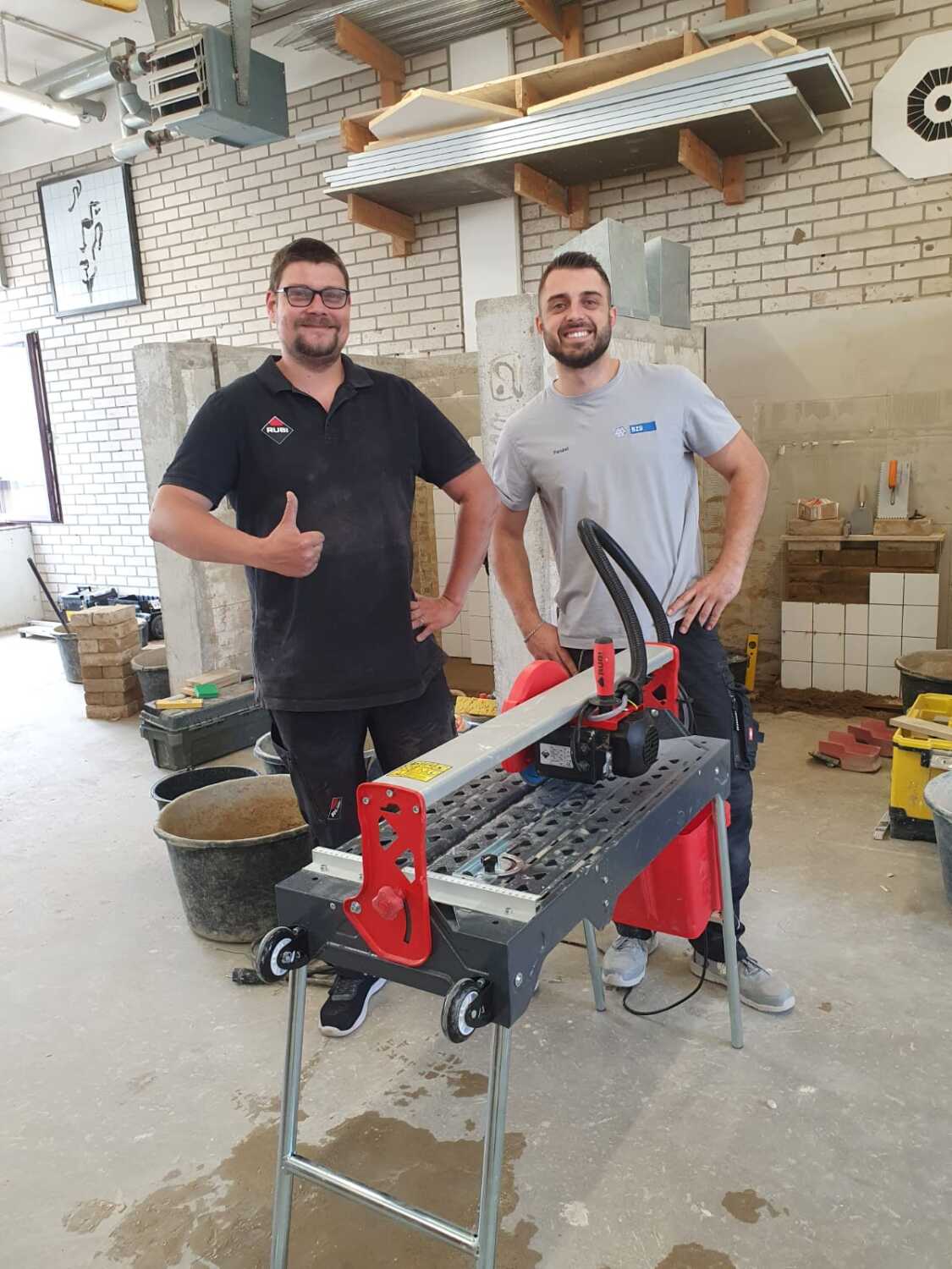 Fliesenlegermeister Nico Fandel mit einem Anwendungstechniker von RUBI, Copyright: BZB