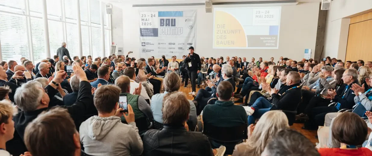 Vortragsraum voller Menschen beim Baucamp 2025 in Feuchtwangen, Copyright: Baucamp/Jerome Jugel