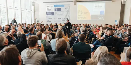 Vortragsraum voller Menschen beim Baucamp 2025 in Feuchtwangen, Copyright: Baucamp/Jerome Jugel