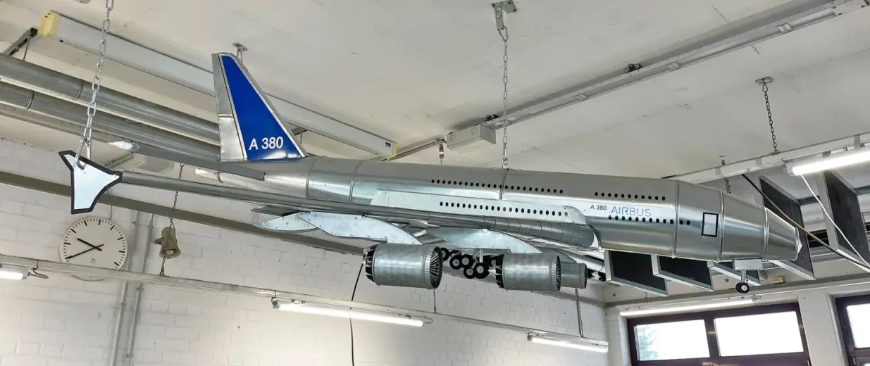 WKS Isolierer Flugzeugmodell A380 aus Stahlblech, Copyright: BZB