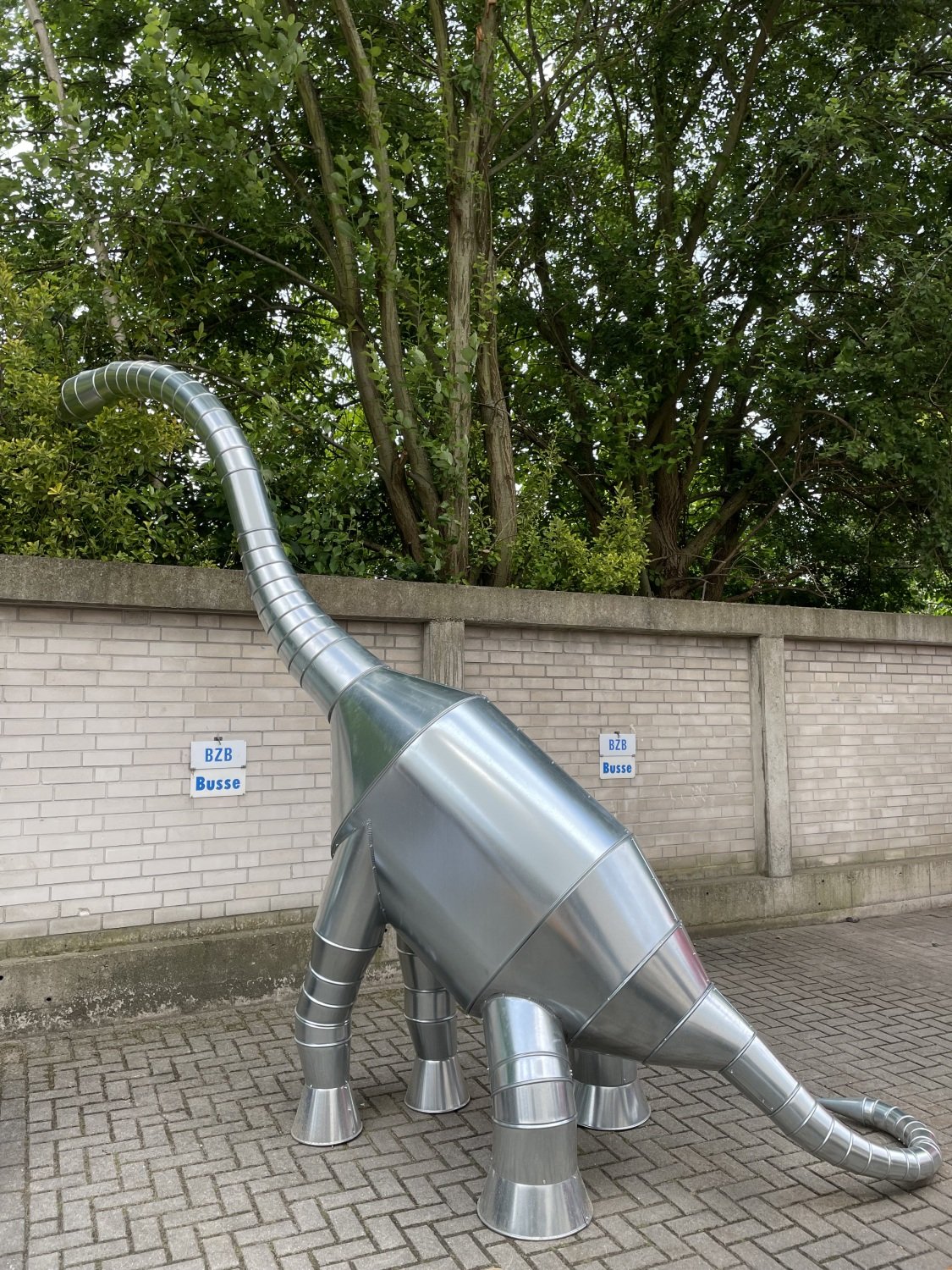 Der Blickfang der Veranstaltung: ein drei Meter großer Dinosaurier, Copyright: BZB