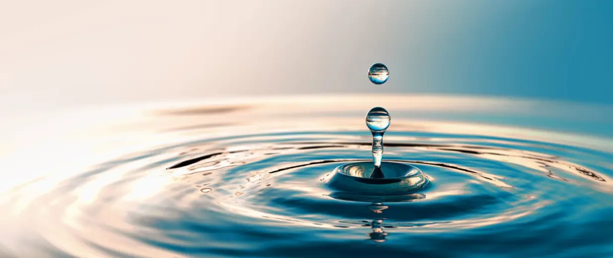 Wassertropfen reinen Wassers Weiterbildung nach Wasserhaushaltsgesetz WHG, Copyright: willyam - stock.adobe.com