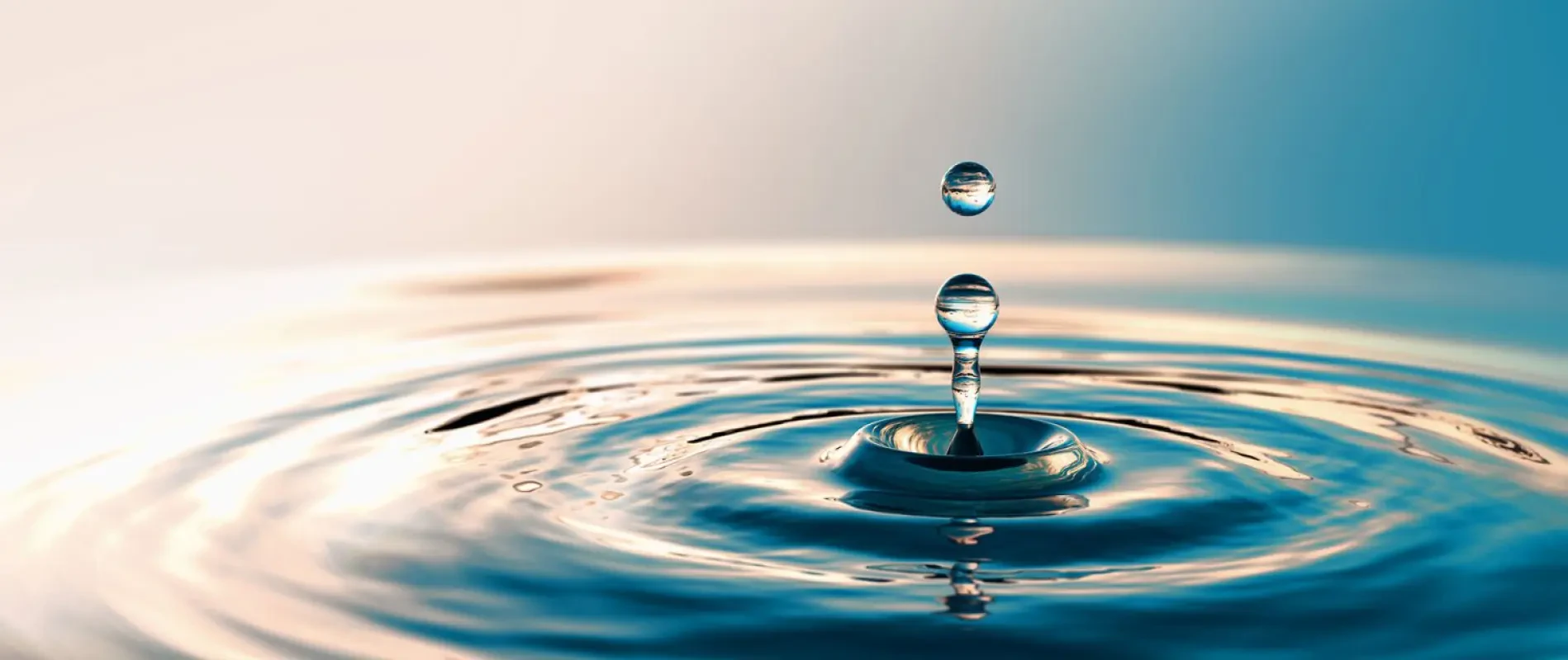 Wassertropfen reinen Wassers Weiterbildung nach Wasserhaushaltsgesetz WHG, Copyright: willyam - stock.adobe.com