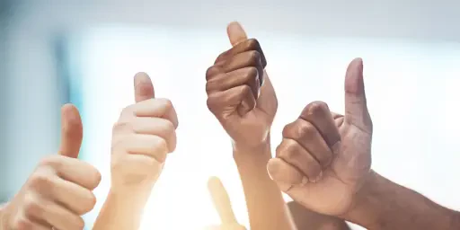 Menschen heben den Daumen hoch Verbesserung der Qualität Ausbildung, Copyright: Nola Viglietti/peopleimages.com - stock.adobe.com