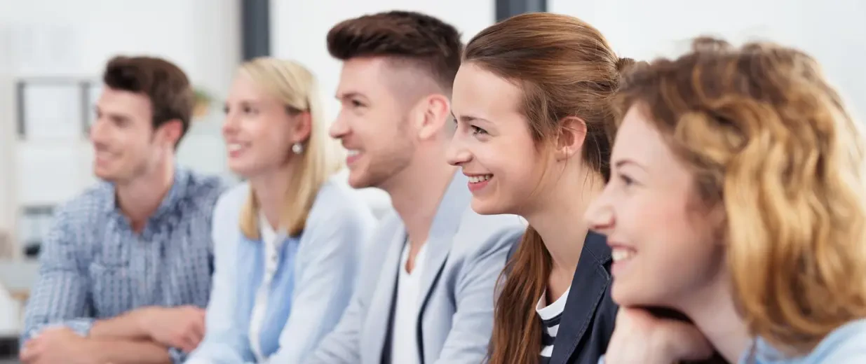 Junge Menschen bei einer Weiterbildung Förderprogramm Kompass, Copyright: contrastwerkstatt - stock.adobe.com