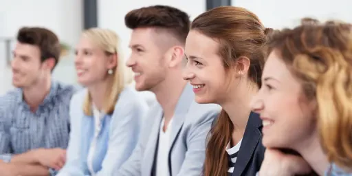 Junge Menschen bei einer Weiterbildung Förderprogramm Kompass, Copyright: contrastwerkstatt - stock.adobe.com