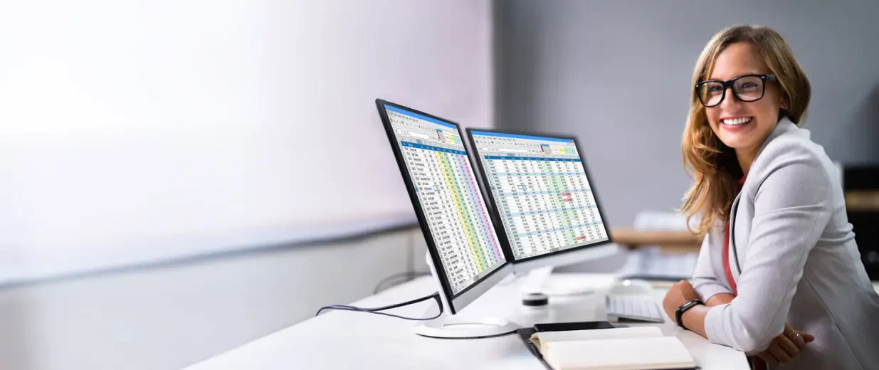 Businessfrau am Schreibtisch arbeitet mit Microsoft 365 Programmen, Copyright: Andrey Popov - stock.adobe.com