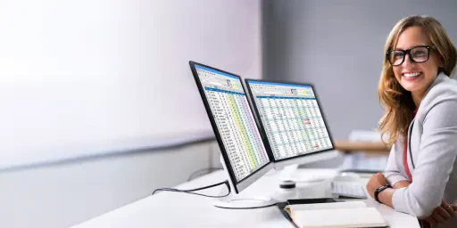 Businessfrau am Schreibtisch arbeitet mit Microsoft 365 Programmen, Copyright: Andrey Popov - stock.adobe.com