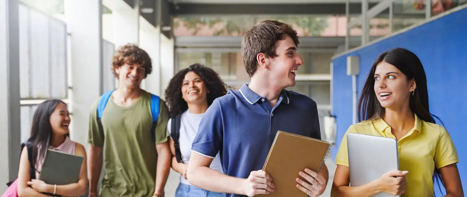 Jugendliche Schüler auf einem Flur Berufsorientierung in den BZB, Copyright: EFStock - stock.adobe.com