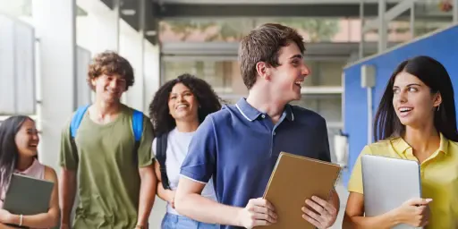 Jugendliche Schüler auf einem Flur Berufsorientierung in den BZB, Copyright: EFStock - stock.adobe.com