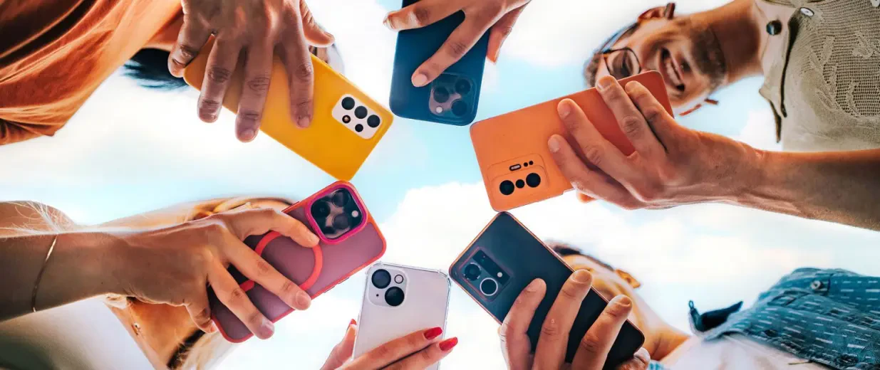 Menschen mit Handys kostenfreie Social Media Webinare, Copyright: Davide Angelini - stock.adobe.com