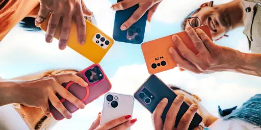 Menschen mit Handys kostenfreie Social Media Webinare, Copyright: Davide Angelini - stock.adobe.com