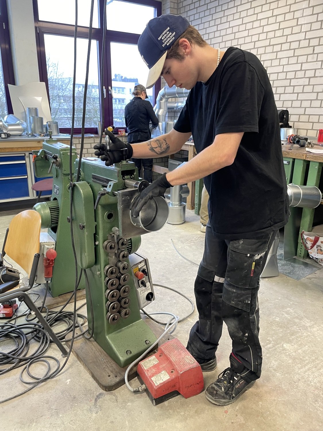 Bearbeitung eines Blechstücks an der elektrischen Sickenmaschine, Copyright: BZB