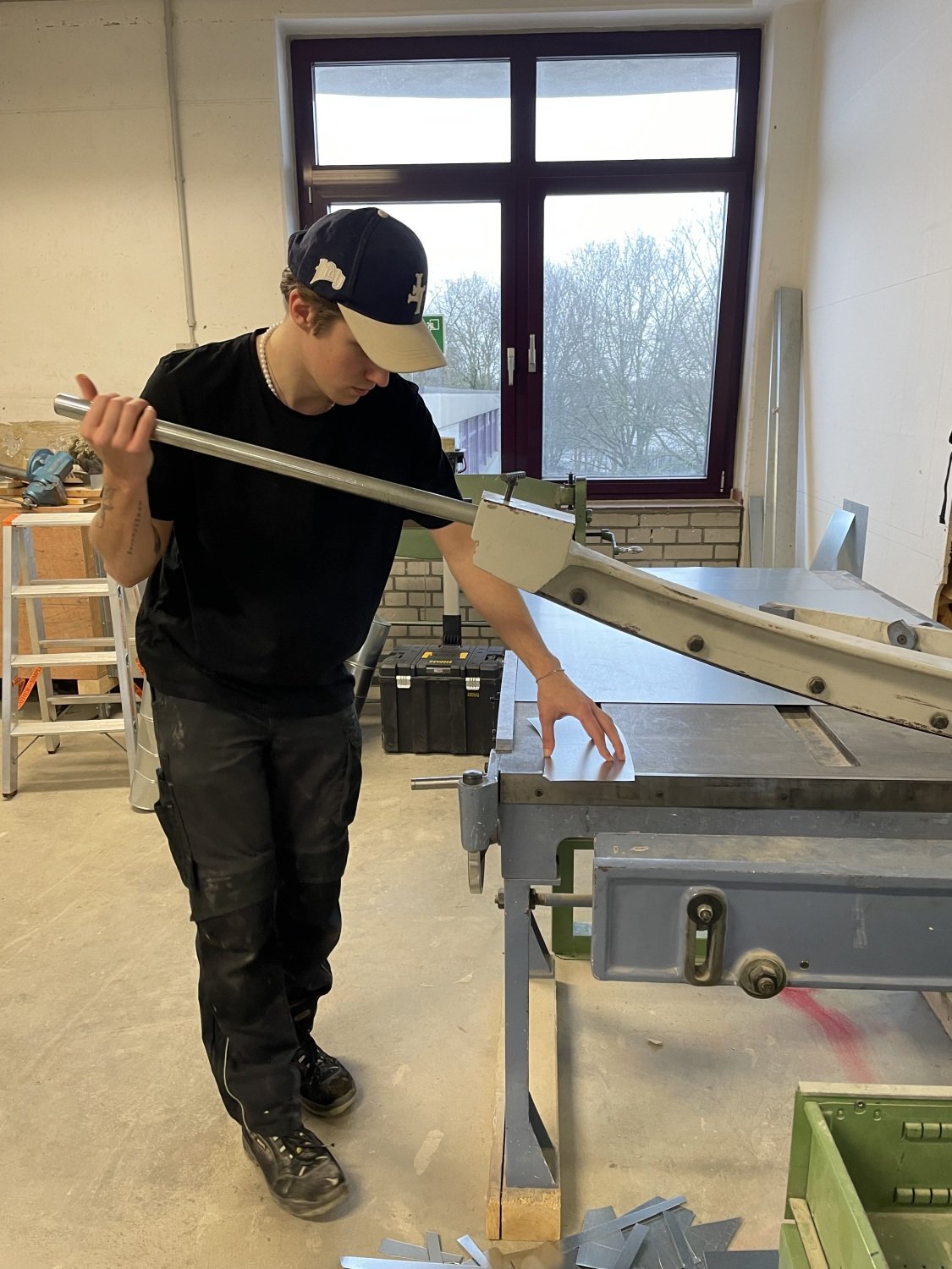 Arbeit an einem Werkstück an der Schlagschere, Copyright: BZB