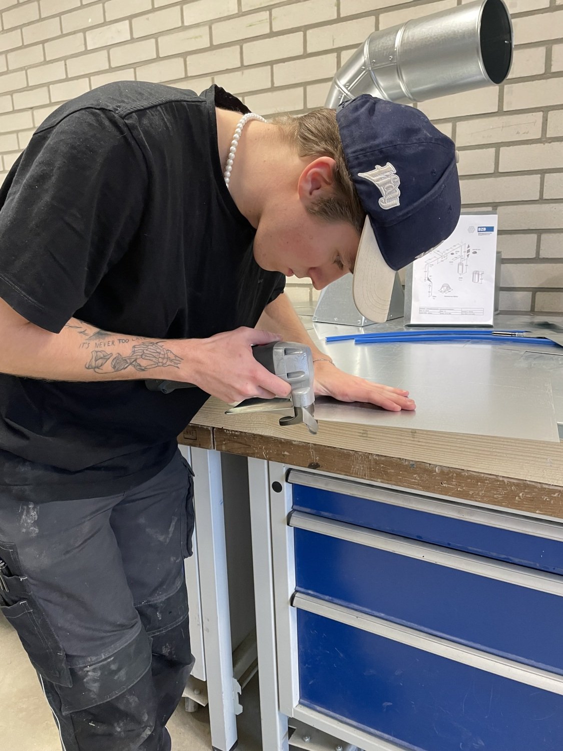 Zuschneiden eines Bleches mit der E-Schere, Copyright: BZB