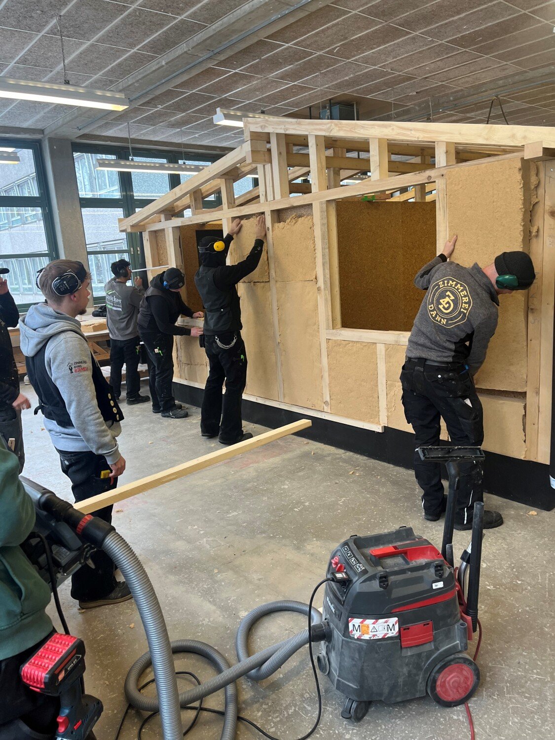 Arbeiten am Mini-Holzhaus, Copyright: BZB