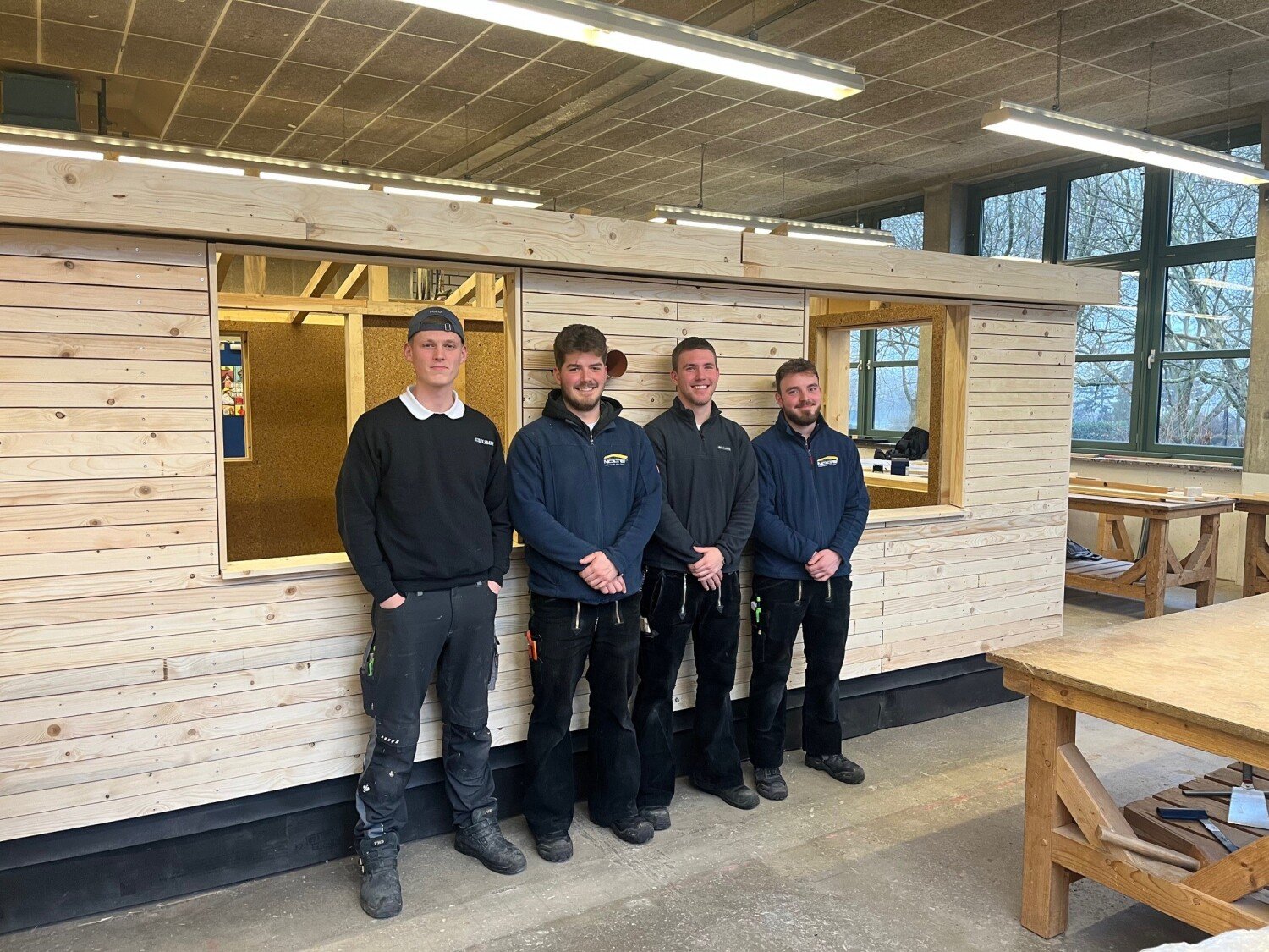 Stolze Azubis vor dem fertigen Häuschen, Copyright: BZB