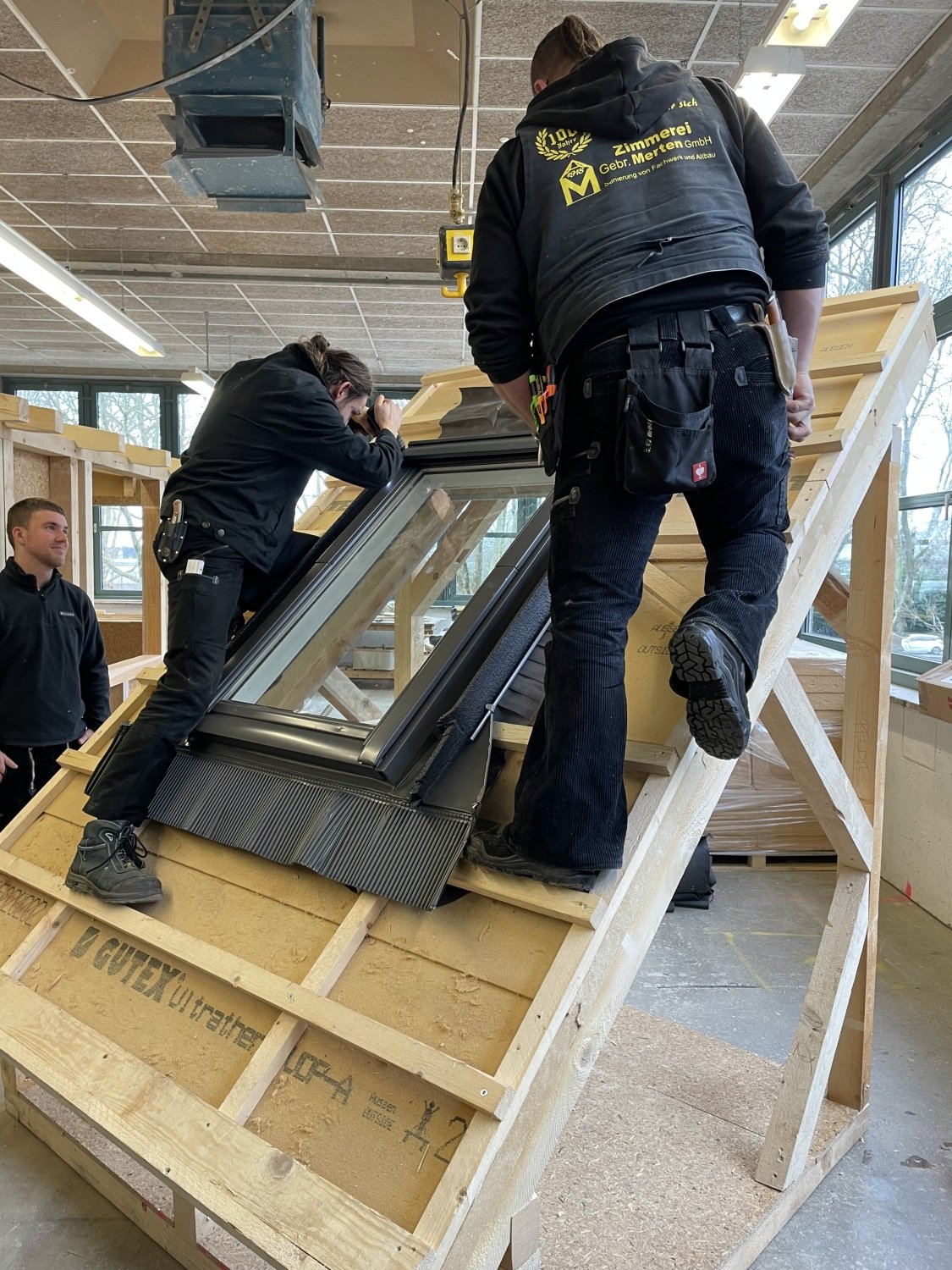 Azubis übten den Einbau eines Dachfensters, Copyright: BZB
