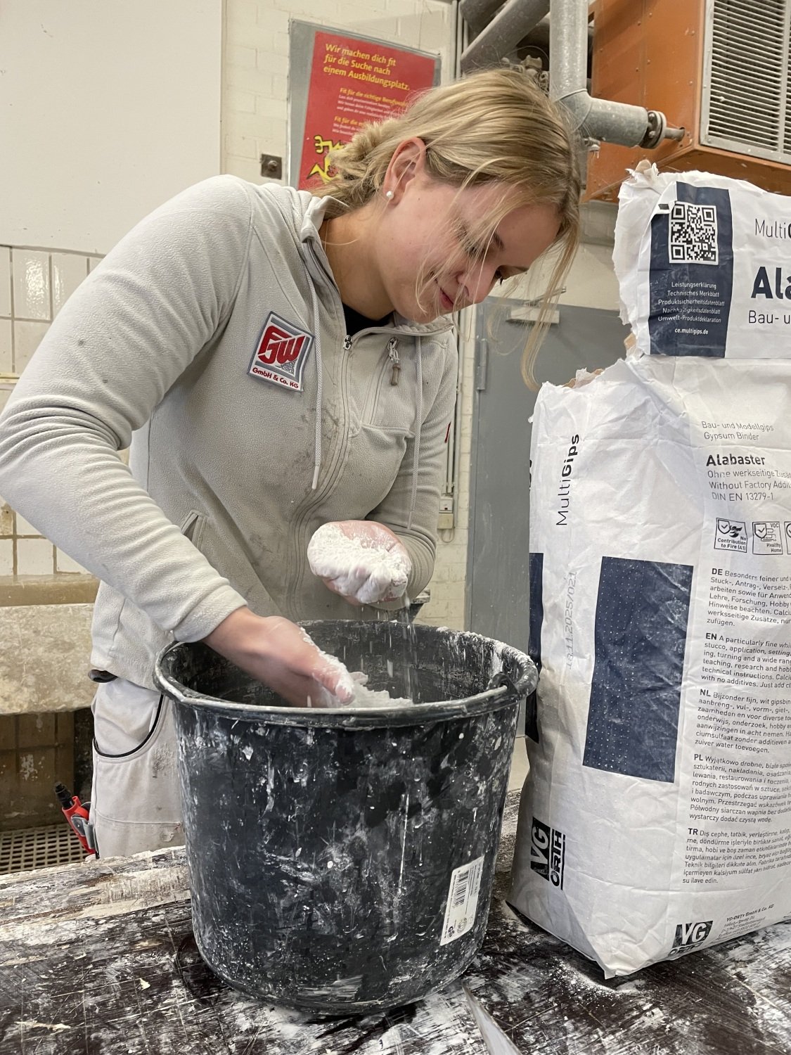 Sabrina rührt Gipsmasse an, Copyright: BZB