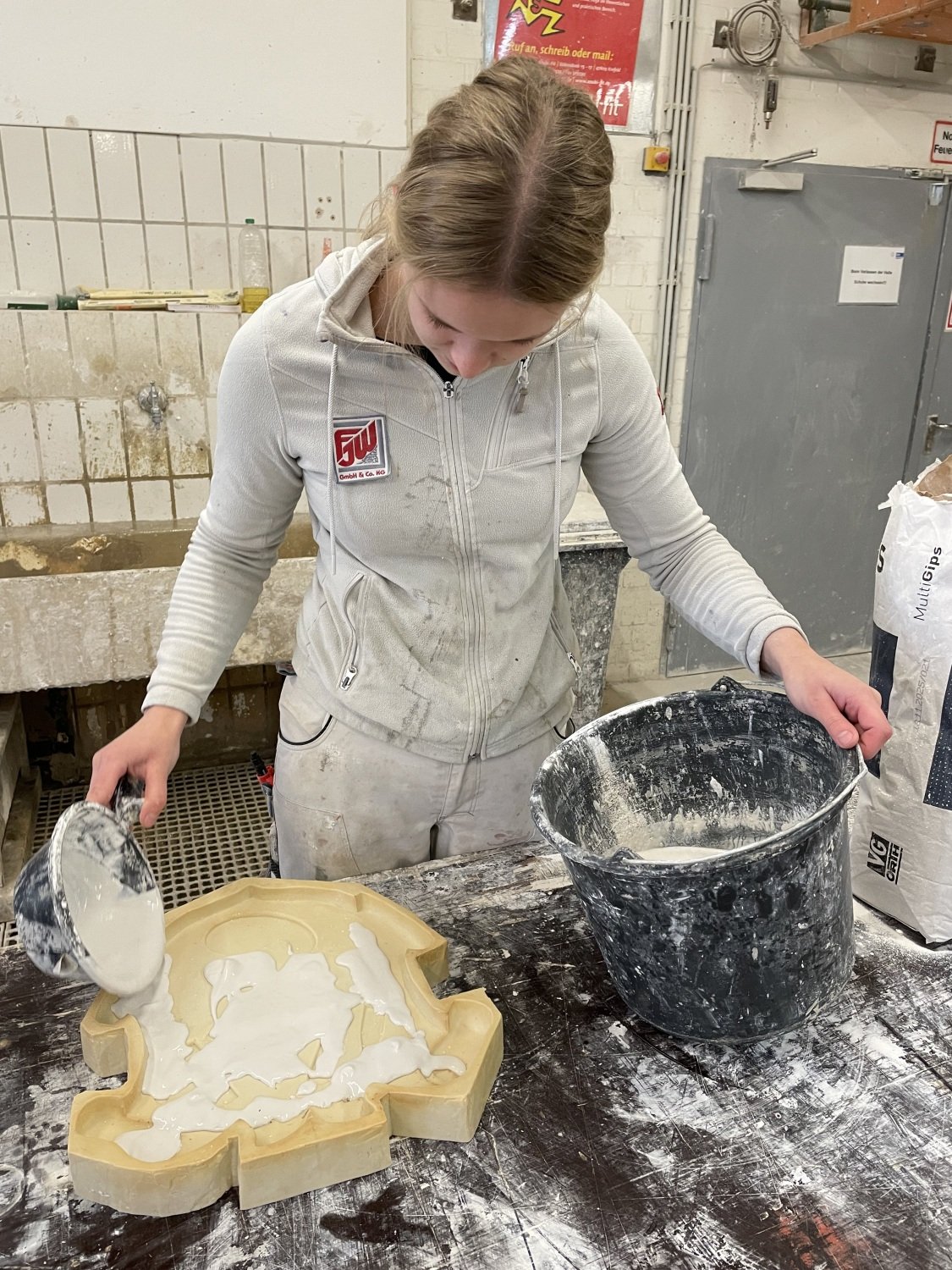 Die Gipsmasse wird in eine Form aus Kautschuk gegossen, Copyright: BZB