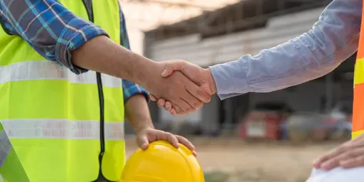 Bauarbeiter schütteln Hände - SOKA BAU feiert 50 Jahre geförderte Berufsbildung – BZB feiern mit, Copyright: KMPZZZ - stock.adobe.com