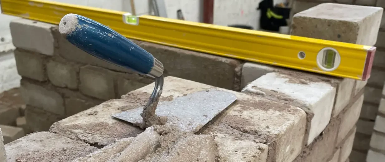 Maurer Auszubildender stellt sich vor, Copyright: BZB