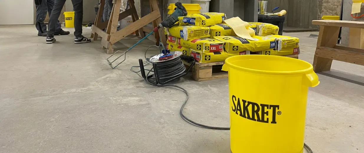 Praxis in der Ausbildung: SAKRET zu Gast in der ÜLU der Fliesenleger im BZB Krefeld, Copyright: BZB