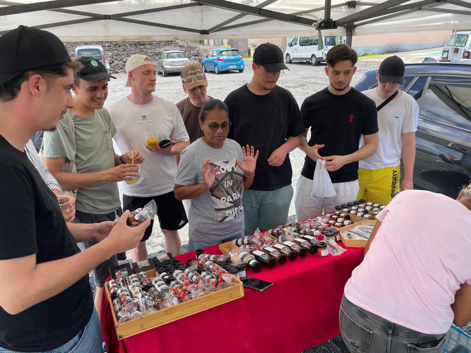 Bei einem Marktbesuch erfuhren die Teilnehmer mehr über die kreolisch-französische Kultur., Copyright: BZB