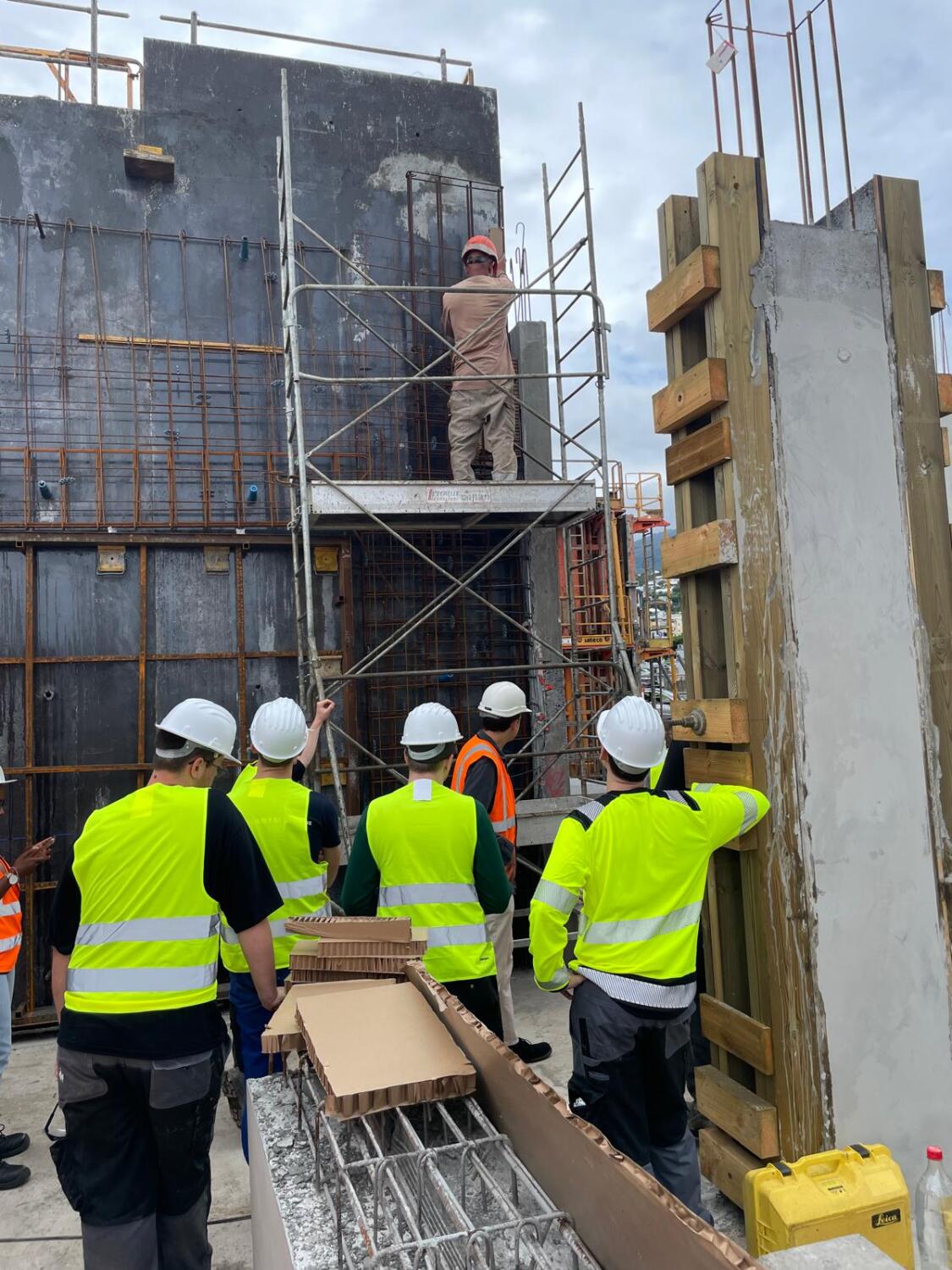 Azubis lernten die lokalen Arbeitsweisen kennen., Copyright: BZB