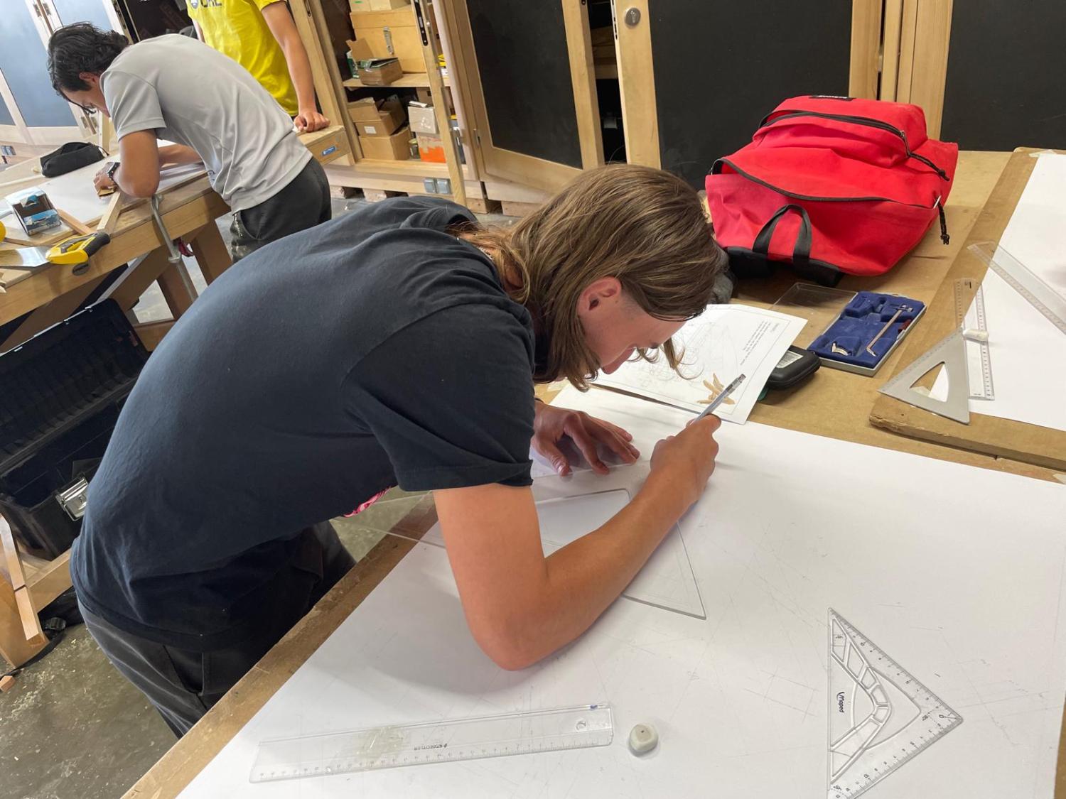 Ein Rundgang durch die Ausbildungshallen im Ausbildungszentrum in Grenoble - Azubi macht eine Zeichnung, Copyright: BZB