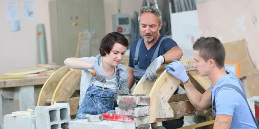 Neue Ausbildungsordnung in der Bauwirtschaft ab August 2026, Copyright: goodluz - stock.adobe.com