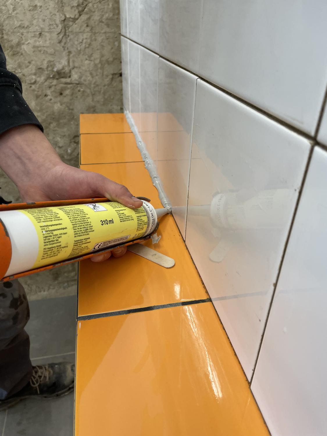 Das Ziehen von Silikonfugen gehört zum Beruf des Fliesenlegers dazu., Copyright: BZB