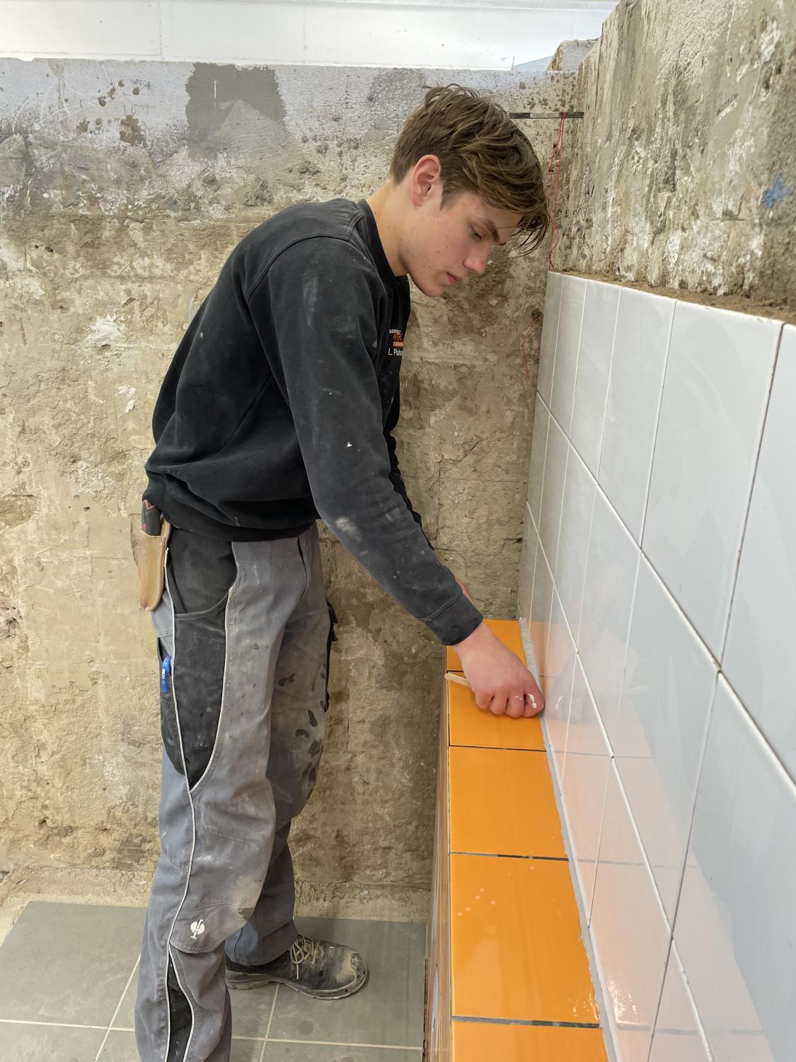 Der 19-Jährige startete nach dem Abitur in die handwerkliche Ausbildung., Copyright: BZB