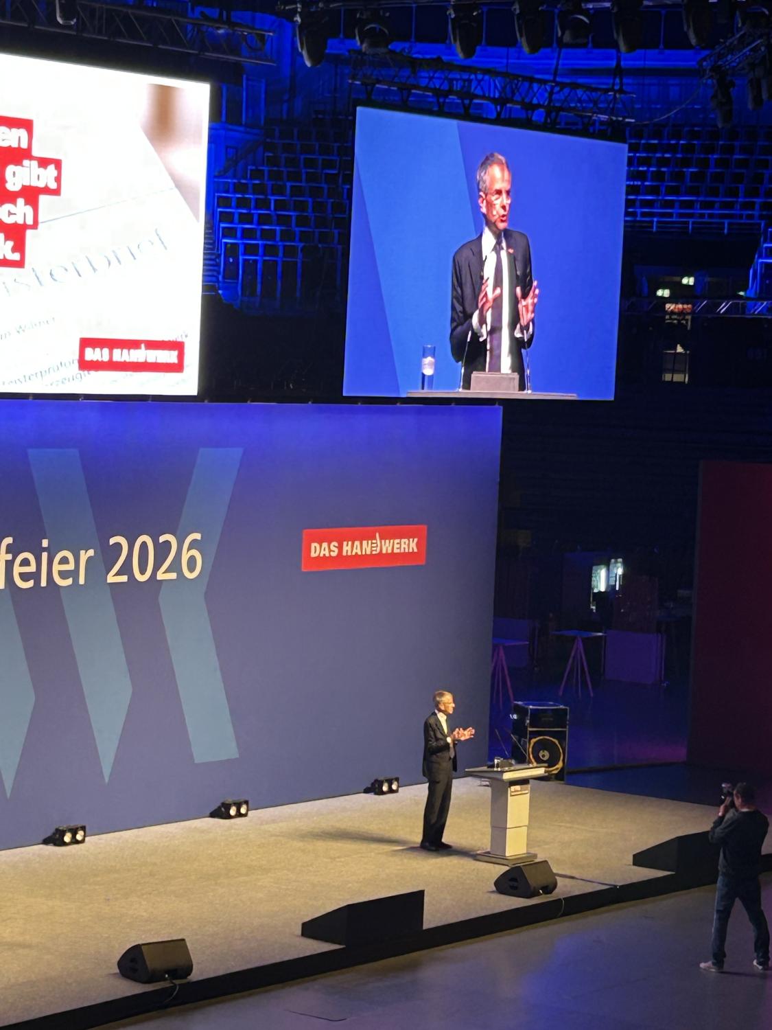 Andreas Ehlert, Präsident der HWK-Düsseldorf, würdigte die Leistungen der Meisterinnen und Meister., Copyright: BZB